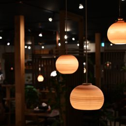 灯すと、やさしい。信楽焼き透器の照明