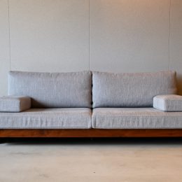 AKASEとの歴史を物語るStill Sofa