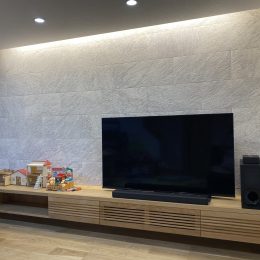 壁から壁ぴったりの造作TVボード