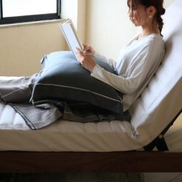 無垢材のリクライニングベッド