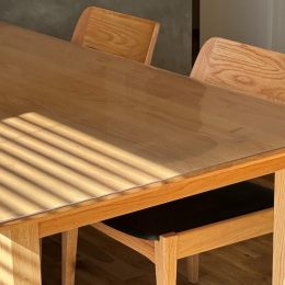 テーブルを守る透明マット