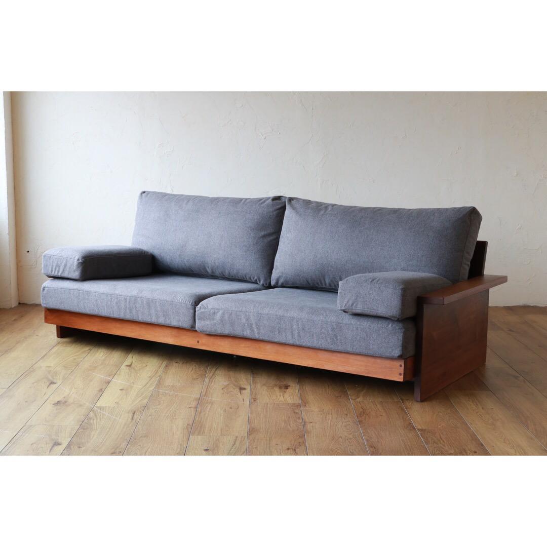 Still Solid Line Sofa